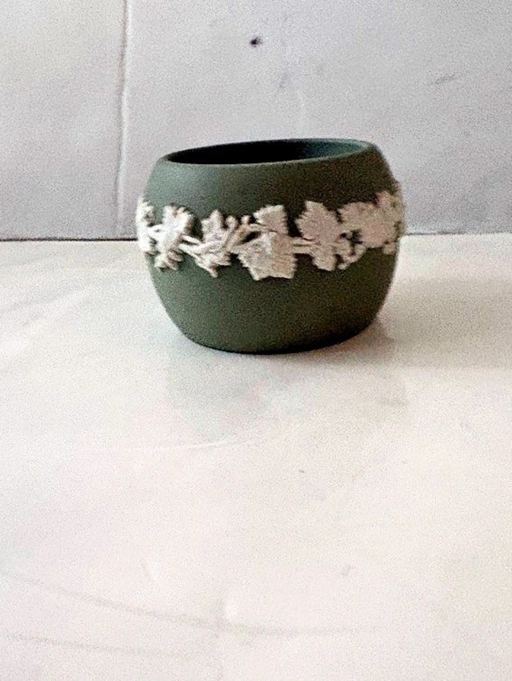 Wedgwood Moss Green ROUND POTTERY OPEN SALT CELLAR w/APPLIED BAND of LEAVES